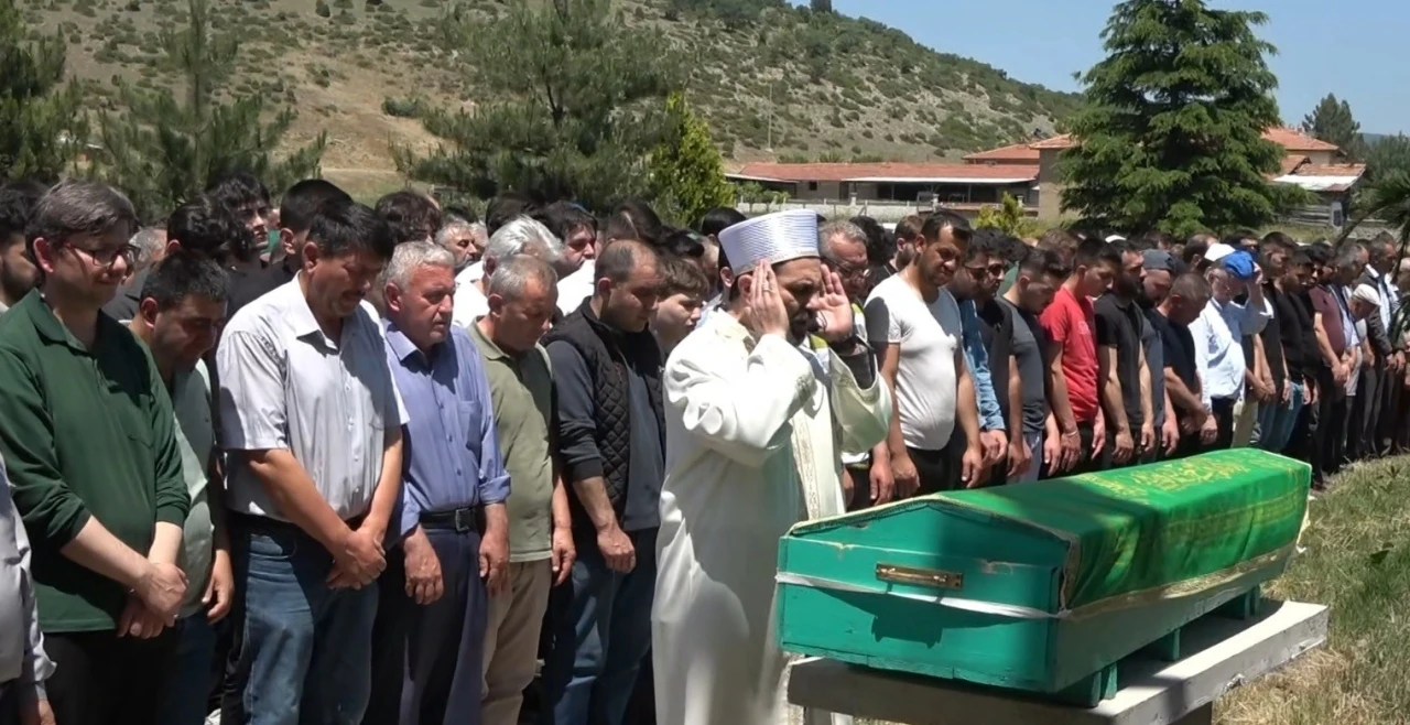 Trafik kazasında hayatını kaybeden genç, son yolculuğuna uğurlandı
