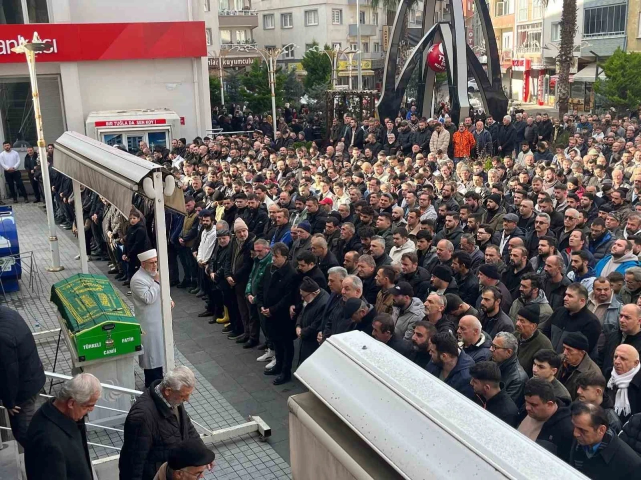 Trafik kazasında hayatını kaybeden muhtar, son yolculuğuna uğurlandı
