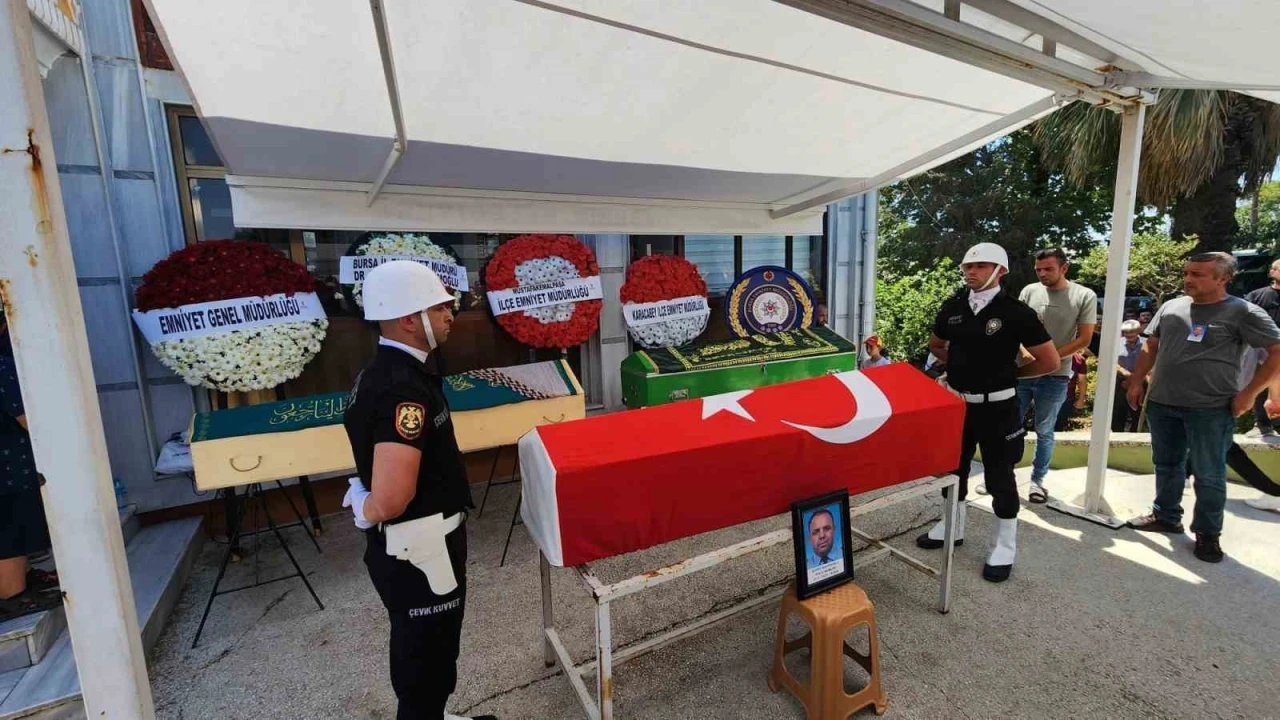 Trafik kazasında hayatını kaybeden polis ve ailesi toprağa verildi
