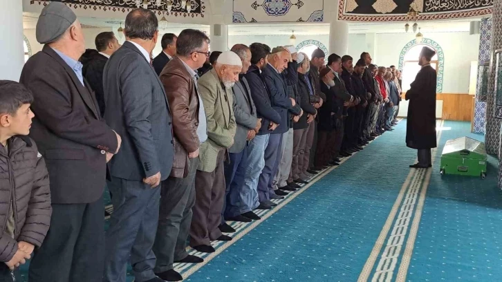 Trafik kazasında şehit olan g&uuml;venlik korucusu g&ouml;zyaşları arasında toprağa verildi
