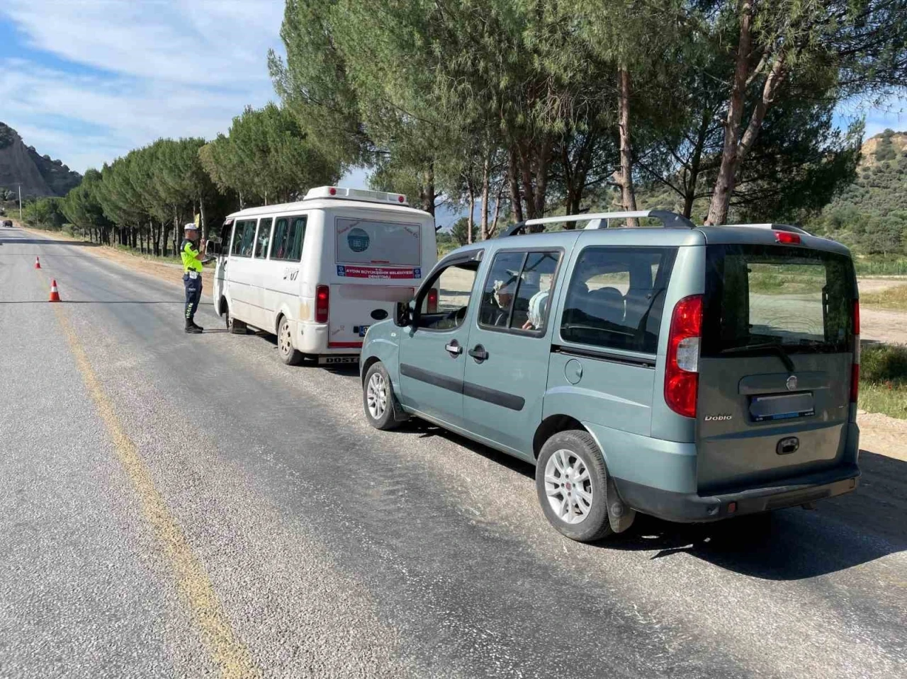 Trafik kurallarına uymayan sürücüler jandarmadan kaçamadı
