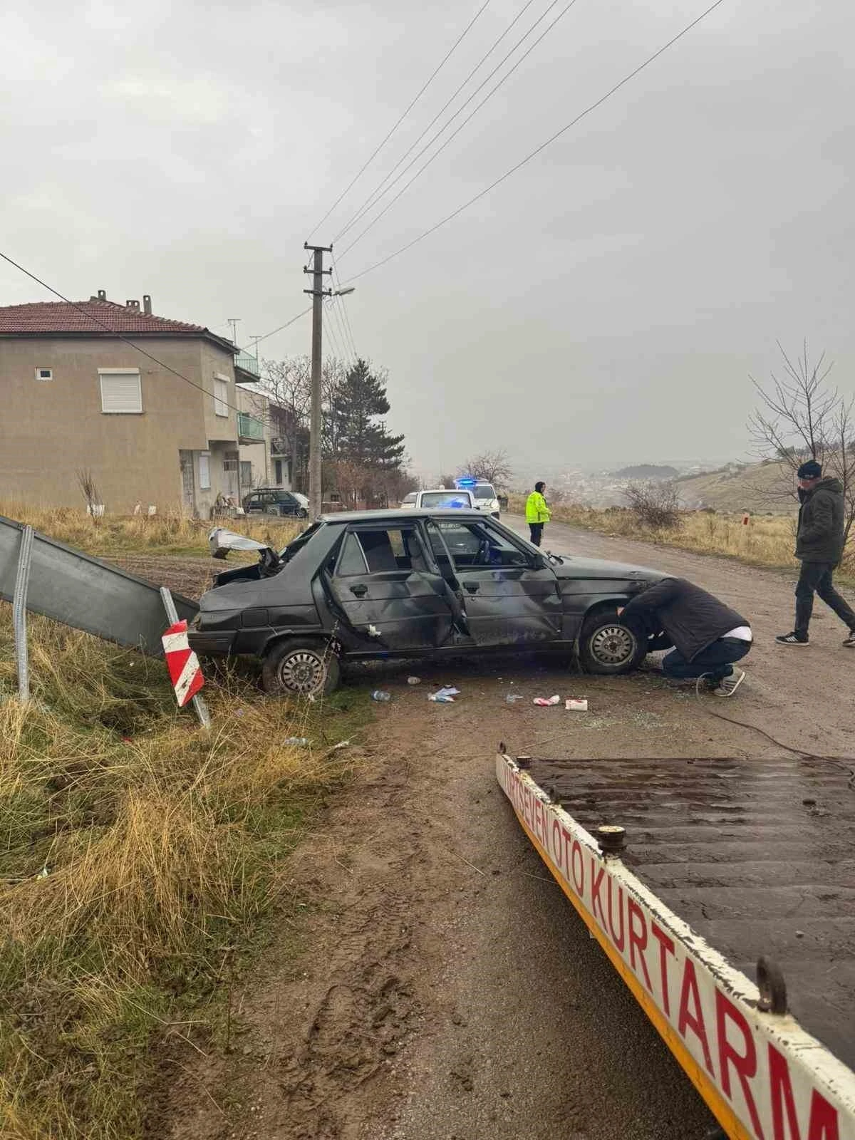Trafik levhasına &ccedil;arpıp hurdaya d&ouml;nen ara&ccedil;ta 3 kişi yaralandı
