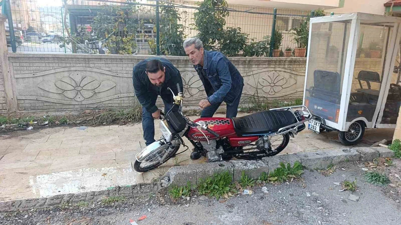 Trafik polisini g&ouml;r&uuml;nce motosikleti bırakıp ka&ccedil;tı
