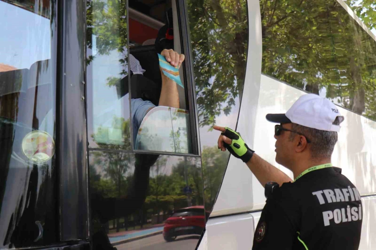 Trafik polisleri bu kez bilinçlendirmek için durdurdu
