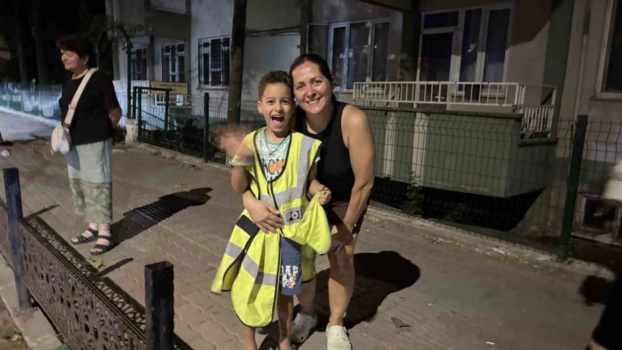 Trafik polislerinden işitme engelli kardeşlere y&uuml;rek ısıtan s&uuml;rpriz
