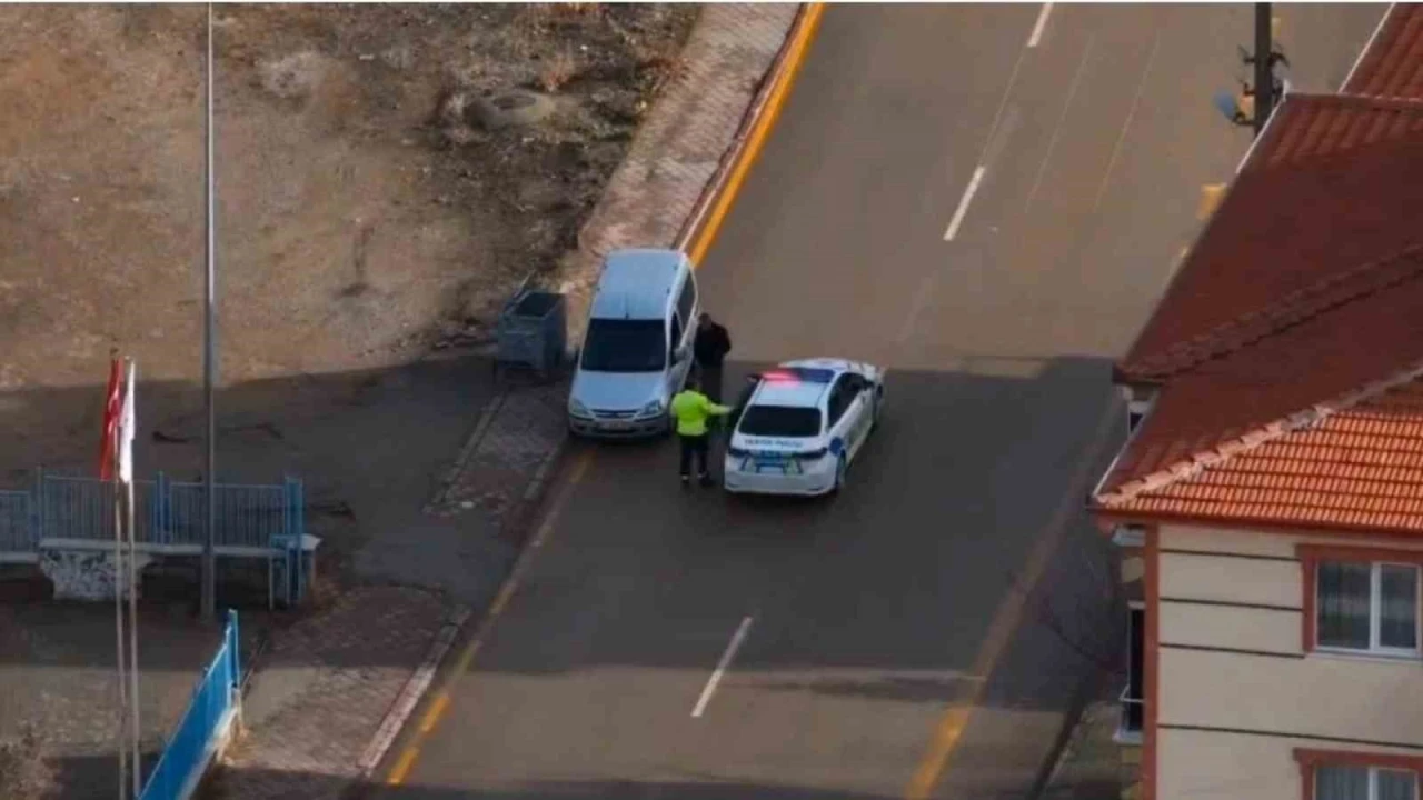 Trafik uygulamasından ka&ccedil;tı, havadan yapılan sıcak takiple yakalandı: S&uuml;r&uuml;c&uuml;ye ceza yağdı
