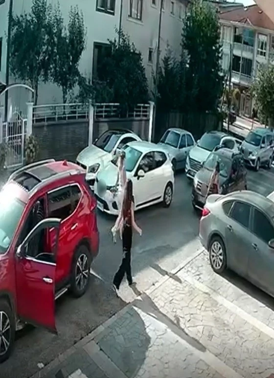 Trafikte ara&ccedil;tan inen 3 kadın &ccedil;ocuklu aileye saldırdı
