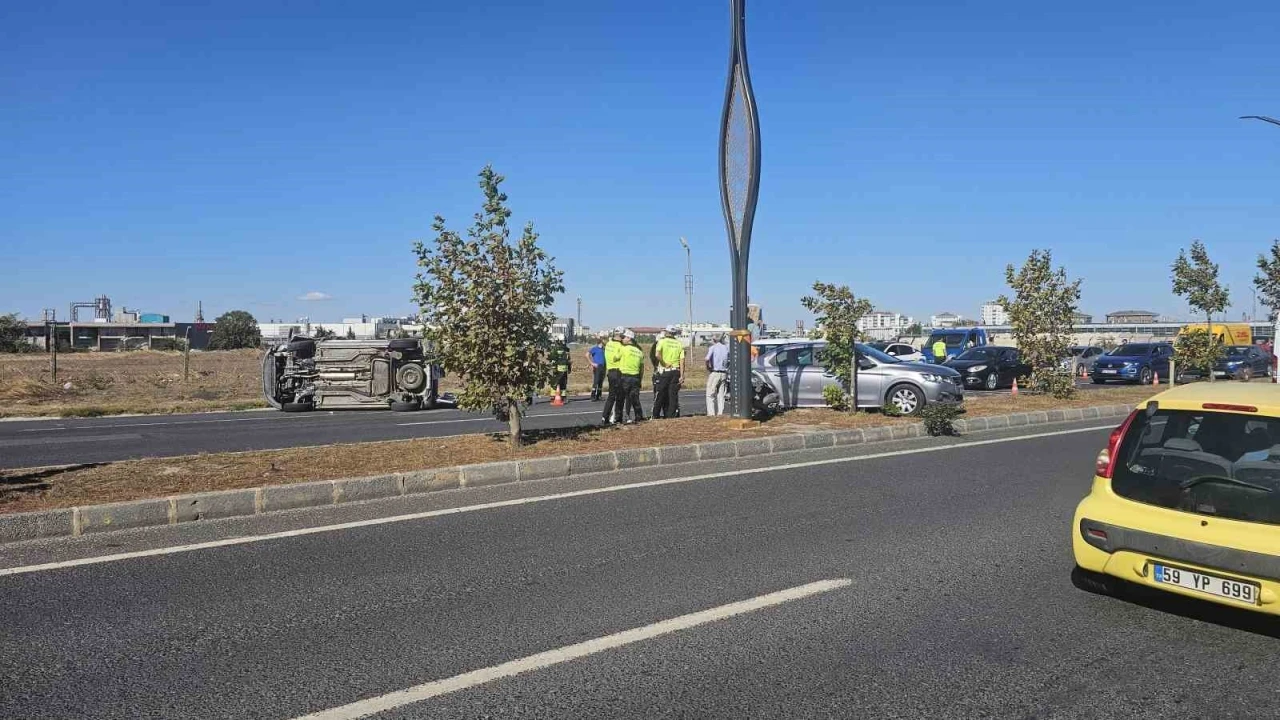 Trafikte bekleyen araca çarpan otomobil yan yattı: 2 yaralı
