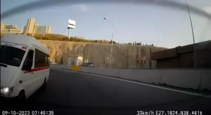 Trafikte dehşeti yaşadılar: Seyir halindeyken &uuml;zerlerine servis aracı devrildi
