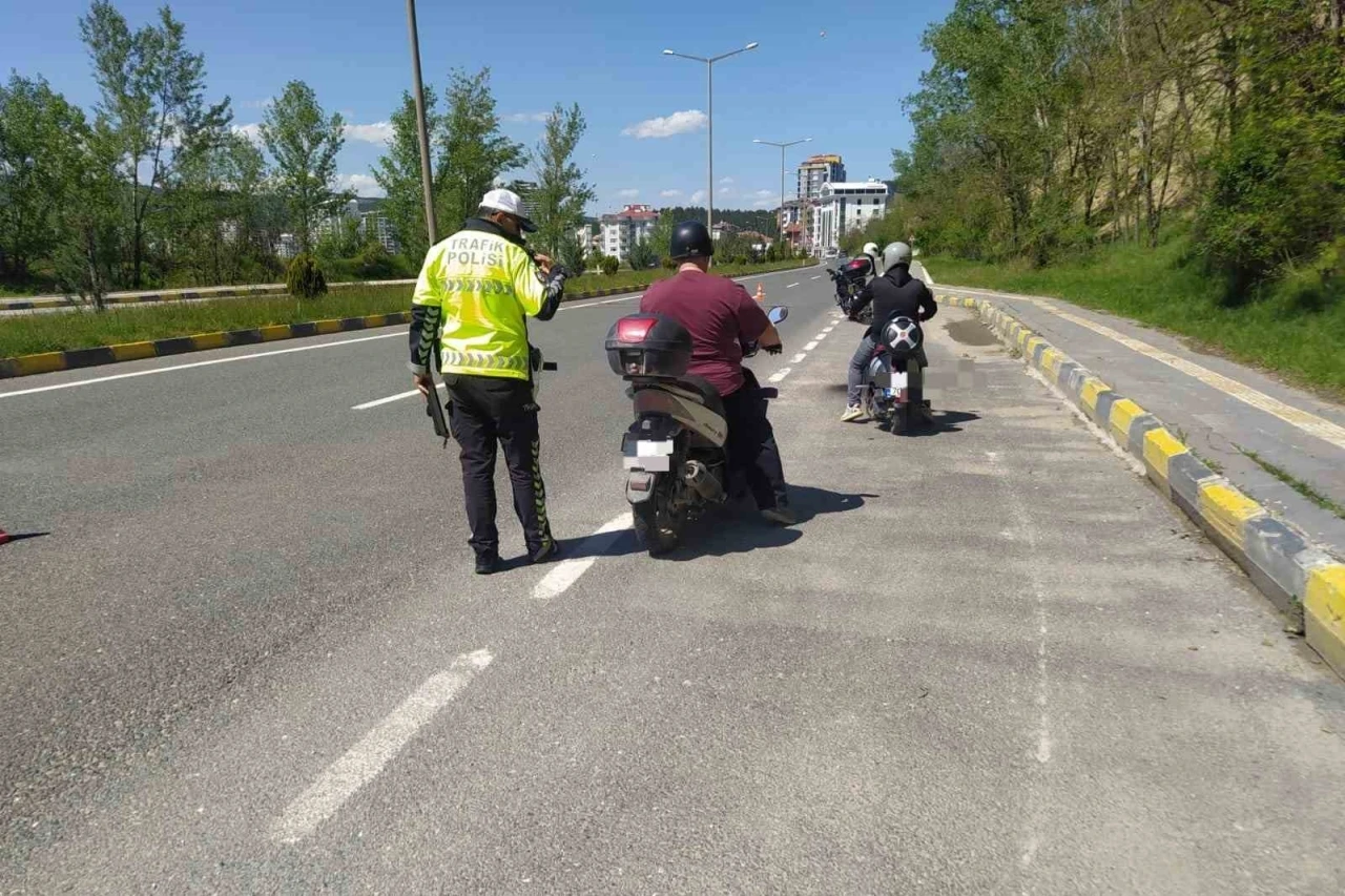 Trafikte kazaya davetiye çıkaran motosiklet sürücüsü kamerada
