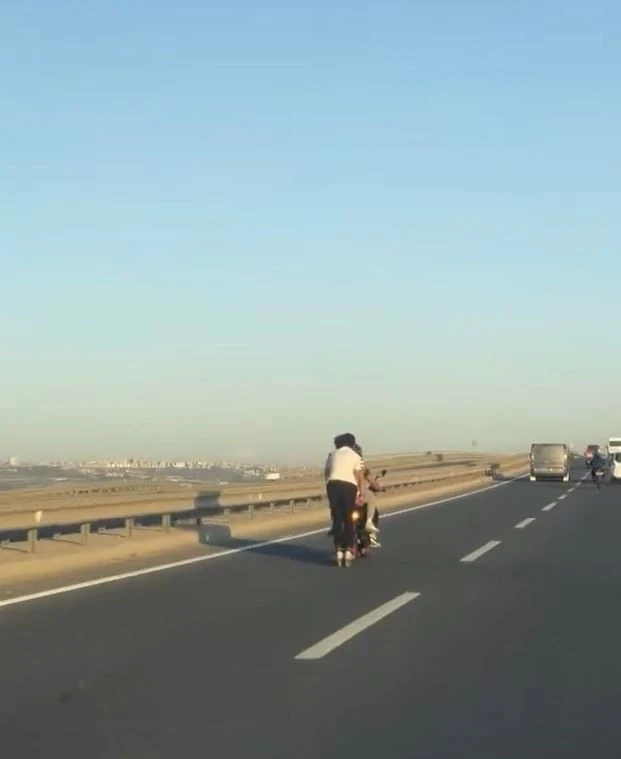 Trafikte motosiklete tutunarak ilerleyen patenli genç yürekleri ağza getirdi
