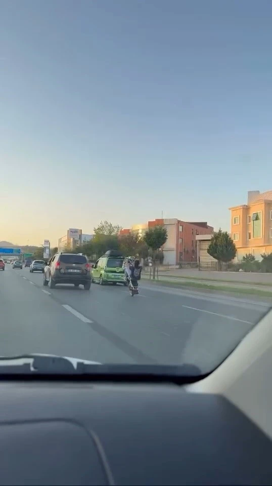 Trafikte motosikletiyle akrobasi yaptı
