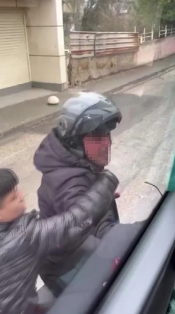 Trafikte tartıştığı servis aracının camını kaskıyla kırdı
