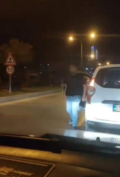 Trafikte tartıştığı s&uuml;r&uuml;c&uuml;ye yumruk attı, o anlar kamerada
