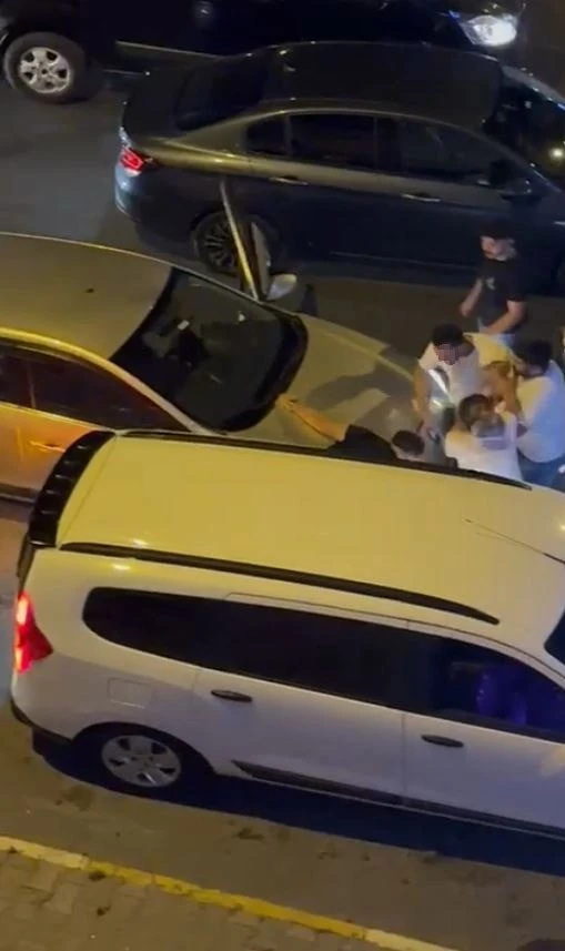 Trafikte tartıştığı sürücüyü iki aracın arasına sıkıştırıp darp etti
