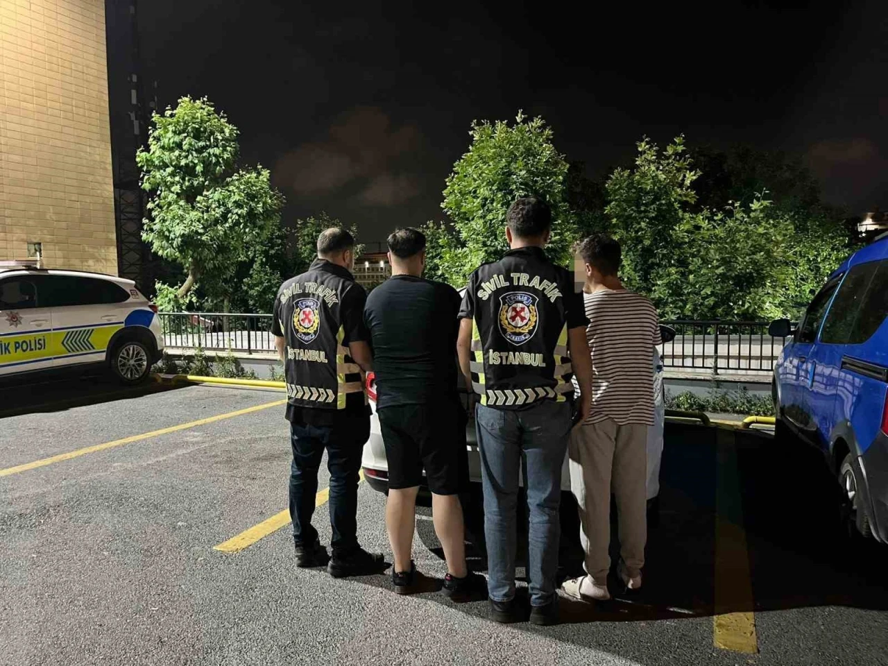 Trafikte tehlikeli s&uuml;r&uuml;şe 70 bin TL ceza: İki s&uuml;r&uuml;c&uuml; hakkında adli işlem başlatıldı
