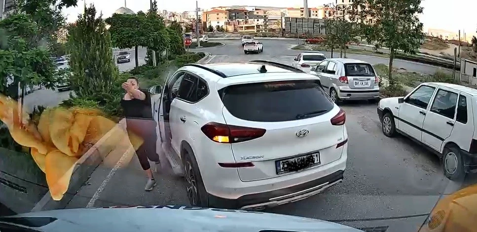 Trafikte yol kesip tepki g&ouml;steren s&uuml;r&uuml;c&uuml; kamerada
