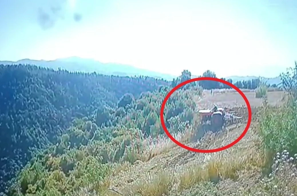 Trakt&ouml;r altında kalan &ccedil;ift&ccedil;inin hayatını kaybettiği kaza anı g&uuml;venlik kamerasında
