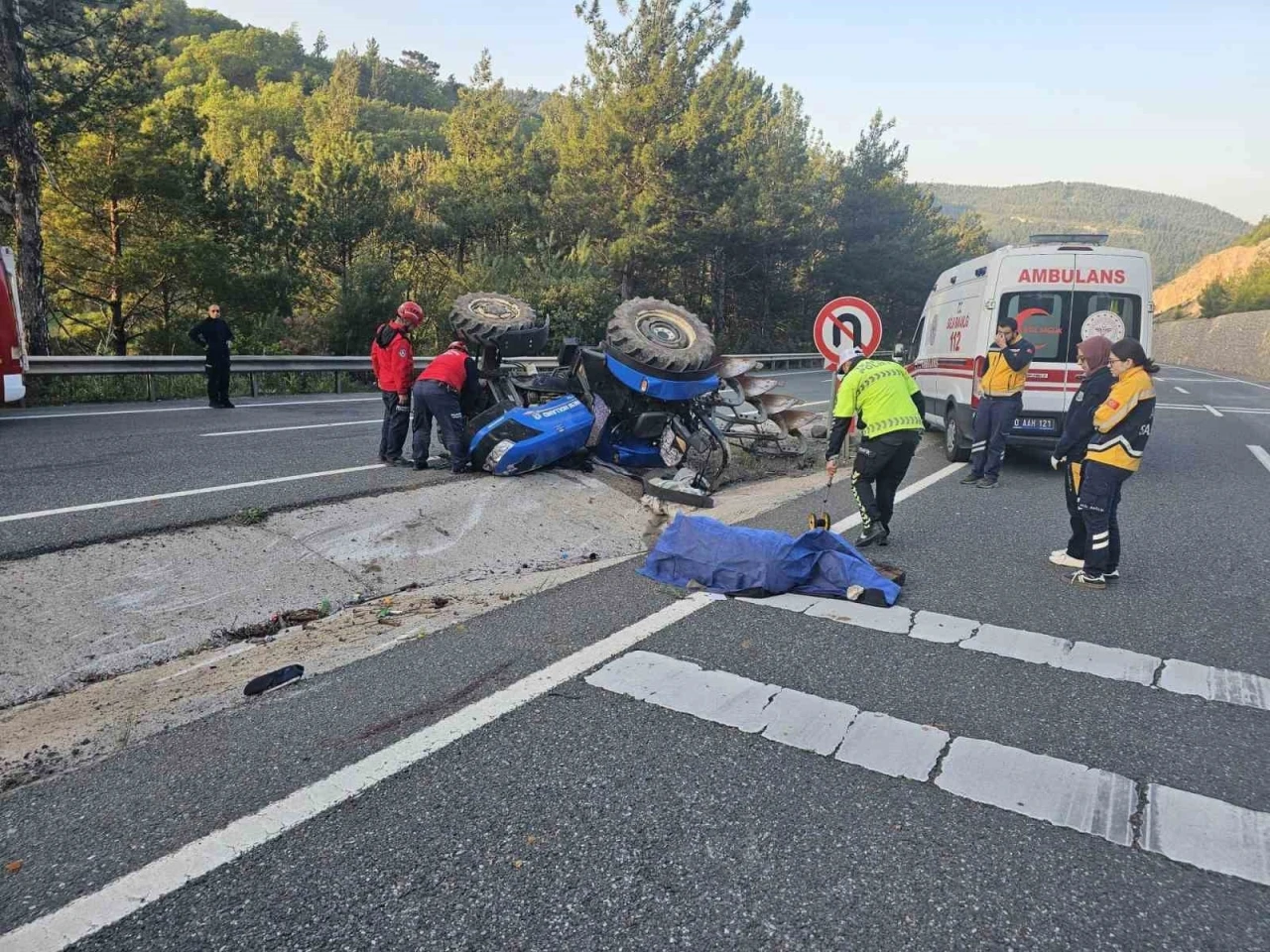 Traktör devrildi, sürücü hayatını kaybetti
