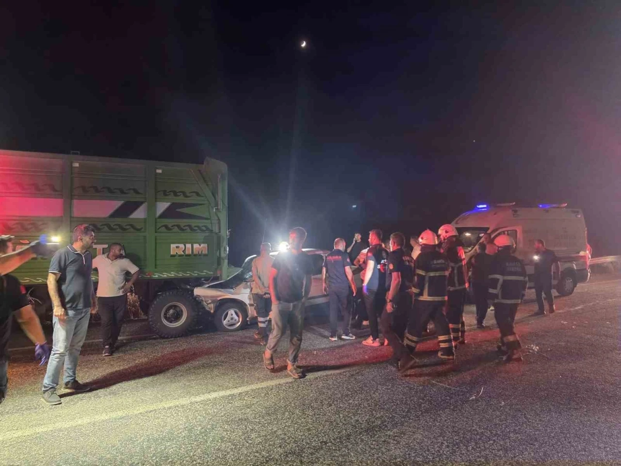Trakt&ouml;r ile otomobil &ccedil;arpıştı: 1 &ouml;l&uuml;, 1 ağır yaralı
