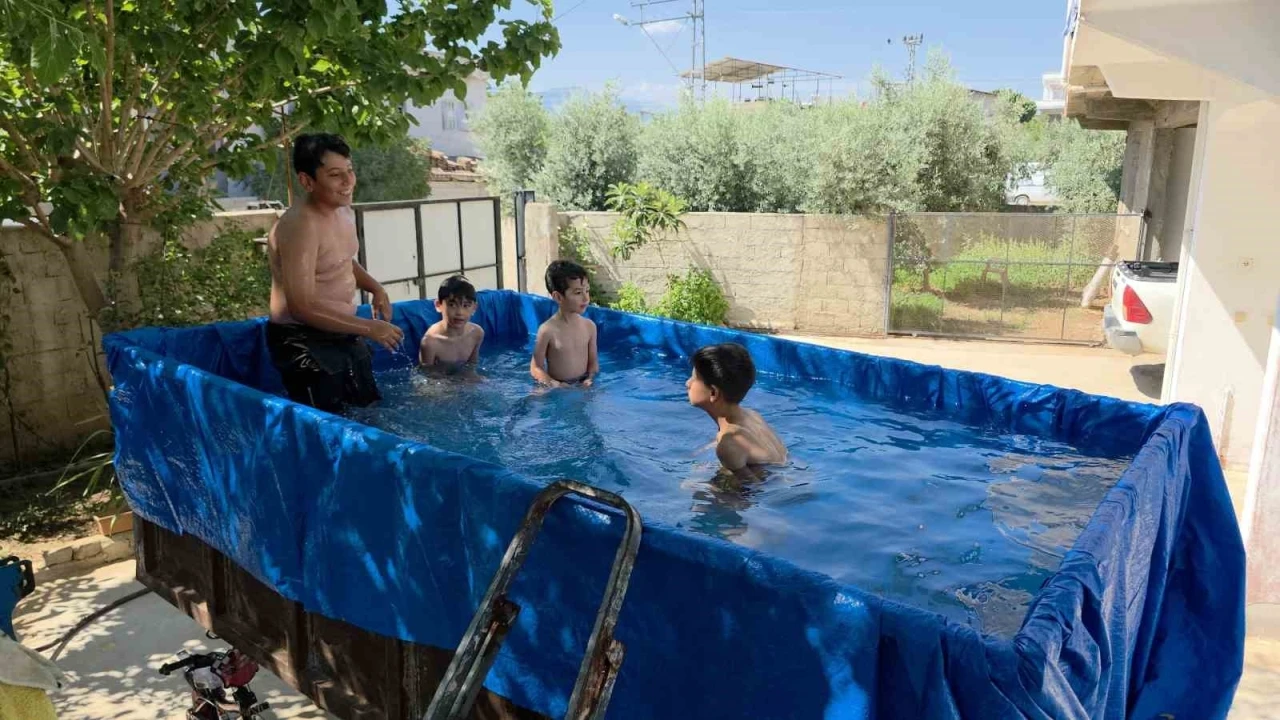 Trakt&ouml;r r&ouml;morkunu havuza &ccedil;eviren dede, torunları i&ccedil;in denizi evin &ouml;n&uuml;ne getirdi
