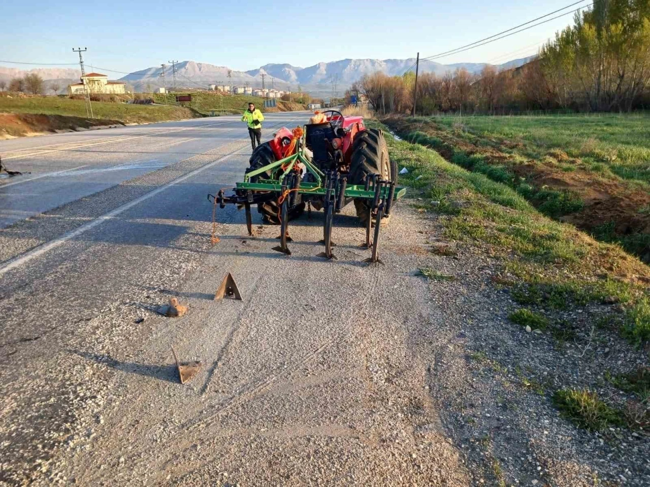 Traktöre arkadan çarpan otomobilde sürücü yaralandı
