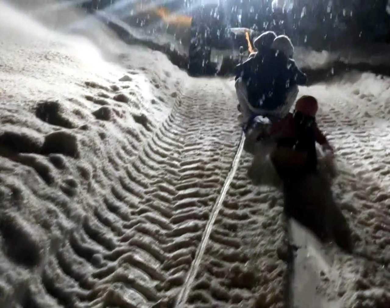 Trakt&ouml;re bağlanan kızaklarla g&uuml;n boyu kayak yaptılar
