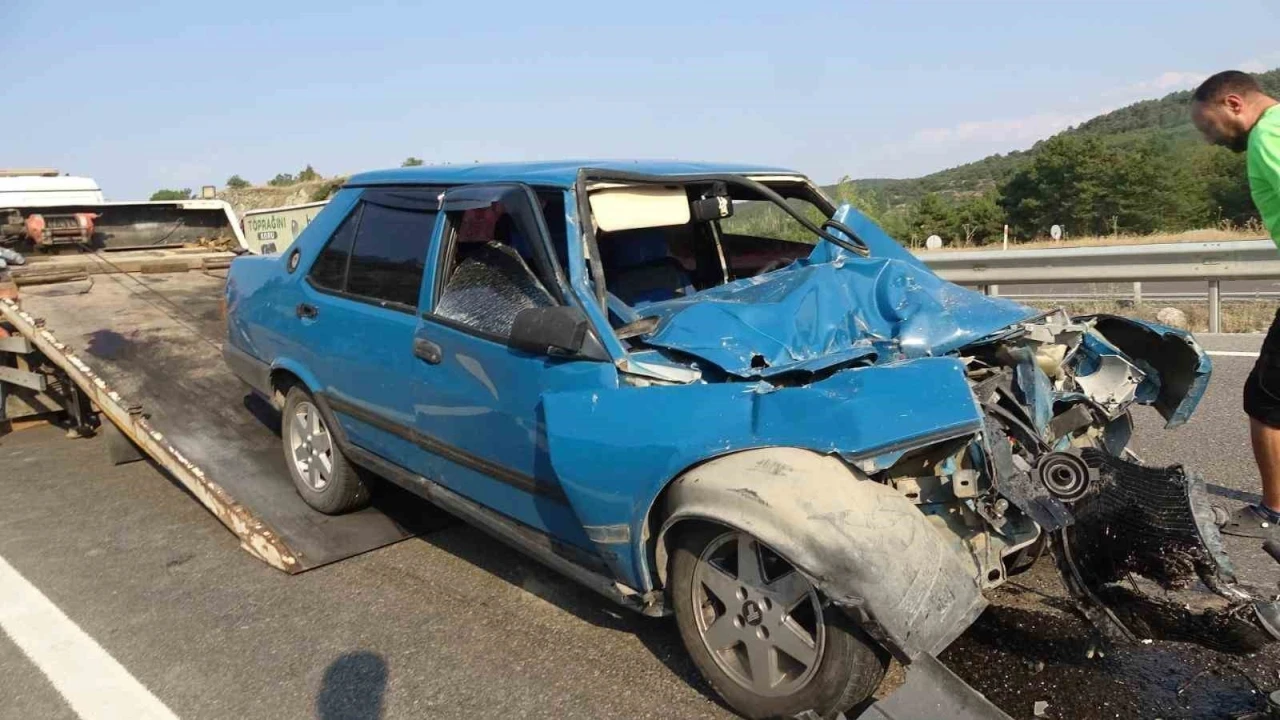 Traktörle çarpışan Tofaş, hurda yığınına döndü: 1 yaralı
