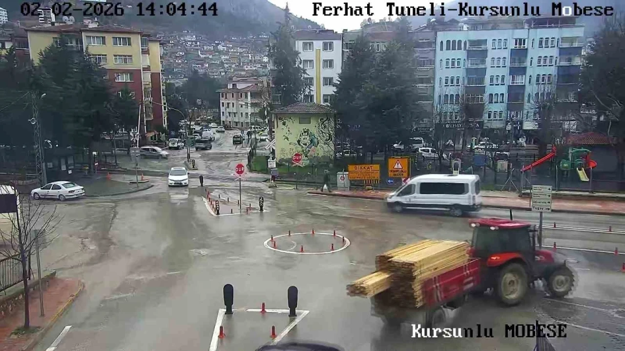 Trakt&ouml;r&uuml;n devrilen r&ouml;morkundaki keresteler yola dağıldı: O anlar kamerada
