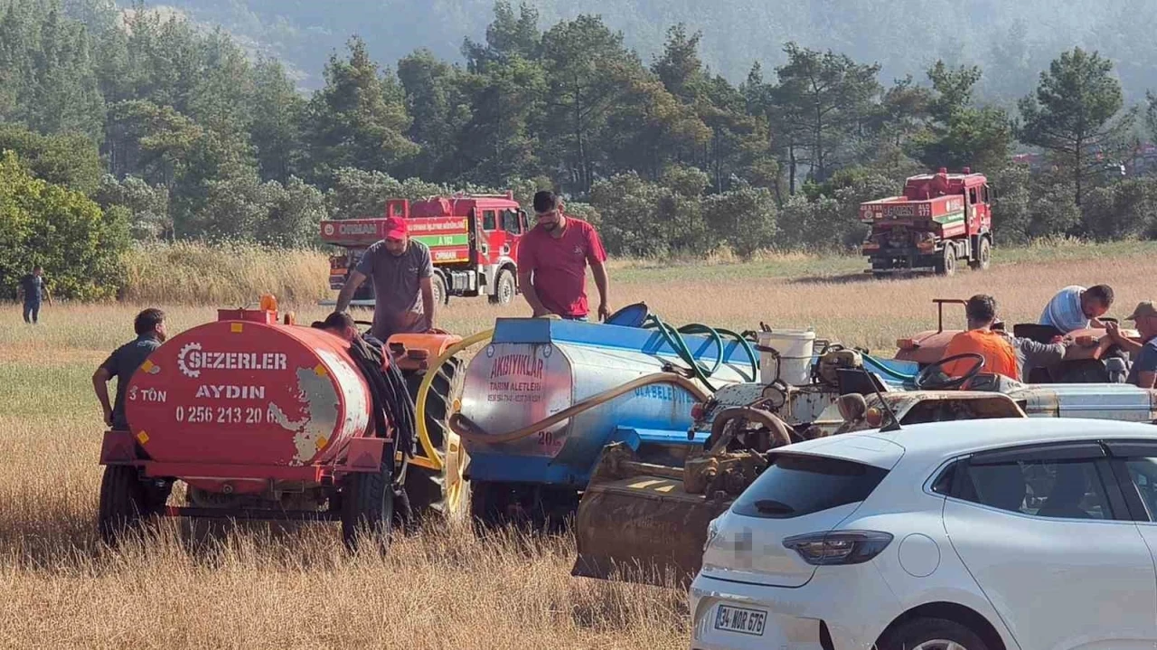 Trakt&ouml;r&uuml;n&uuml; ve su tankerini alan yangına koştu
