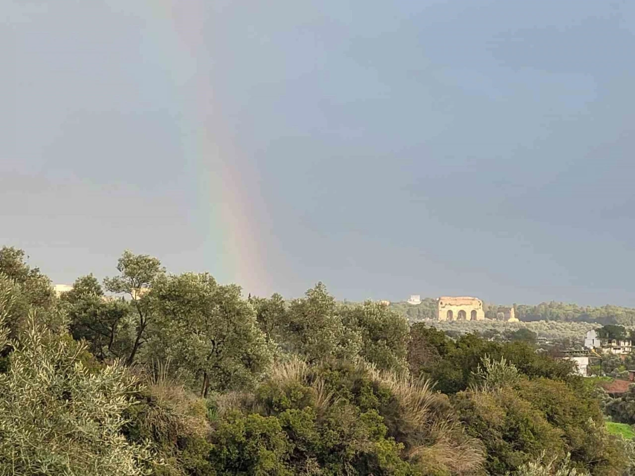 Tralleis&rsquo;ten kente uzanan g&ouml;k kuşağı kartpostallık g&ouml;r&uuml;nt&uuml;ler oluşturdu

