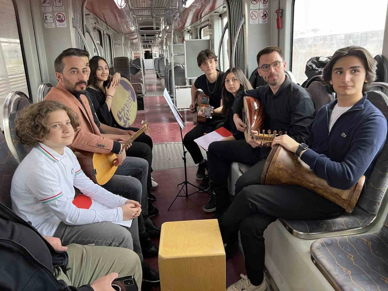 Tramvayda öğrencilerden duygulandıran Çanakkale Türküsü