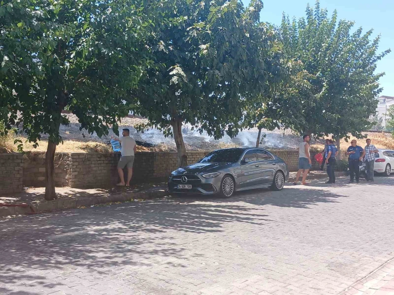 Tren yolunda kenarında çıkan yangın araçlara sıçramadan söndürüldü