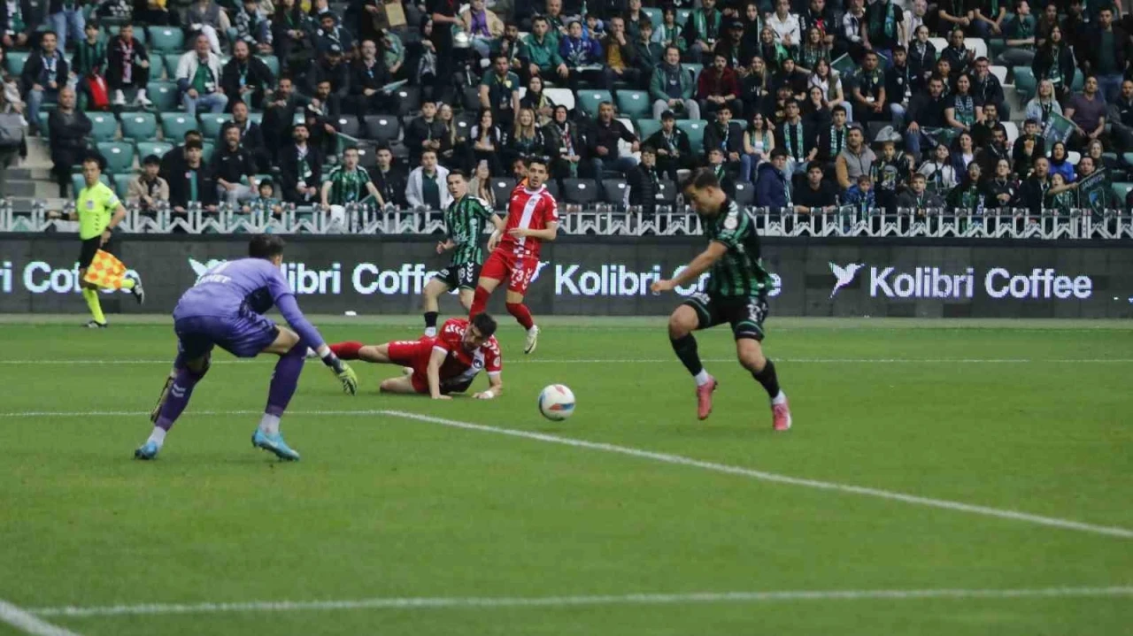 Trendyol 1. Lig: Kocaelispor: 4 - Ankara Keçiörengücü: 1 (İlk yarı)
