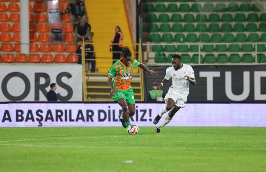 Trendyol Süper Lig: Alanyaspor: 0 - Antalyaspor: 0 (İlk yarı)
