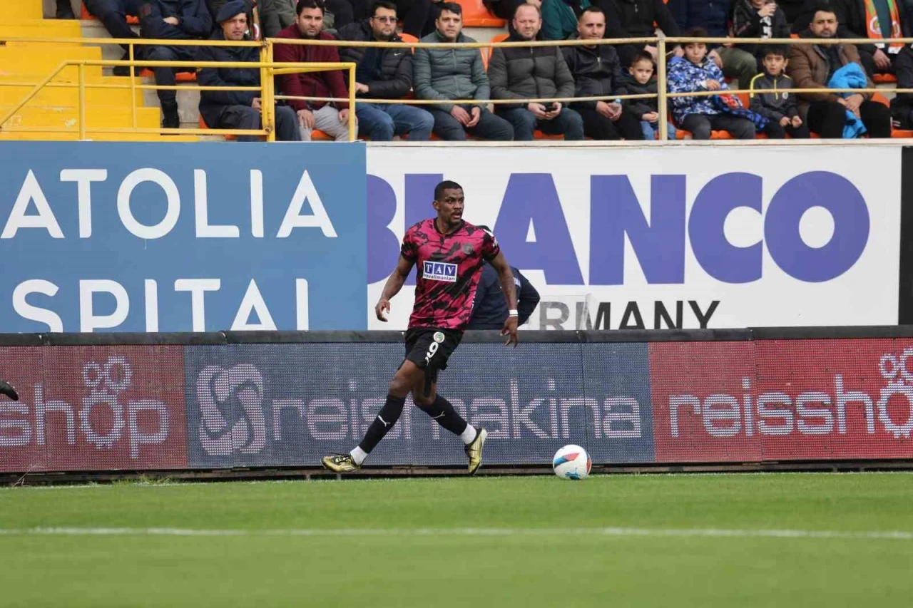 Trendyol Süper Lig: Alanyaspor: 2 - Başakşehir: 2 (İlk yarı)
