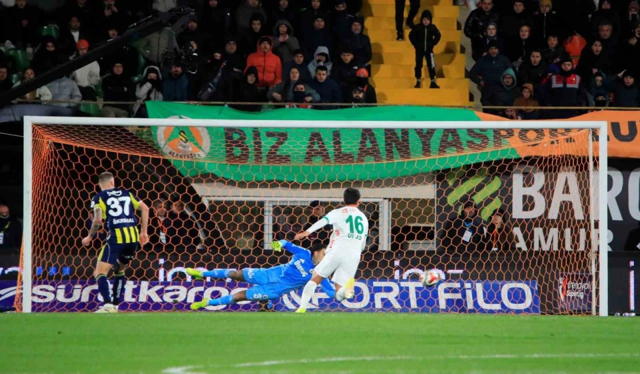 Trendyol S&uuml;per Lig: Alanyaspor: 2 - Fenerbah&ccedil;e: 1 (İlk yarı)
