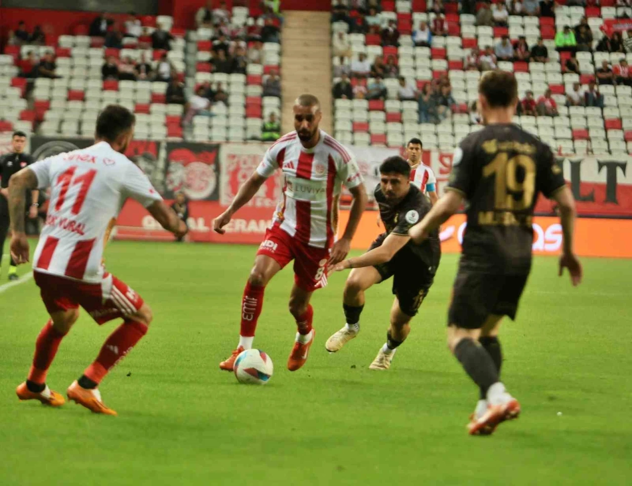 Trendyol Süper Lig: Antalyaspor: 0 - Trabzonspor: 0 (İlk yarı)
