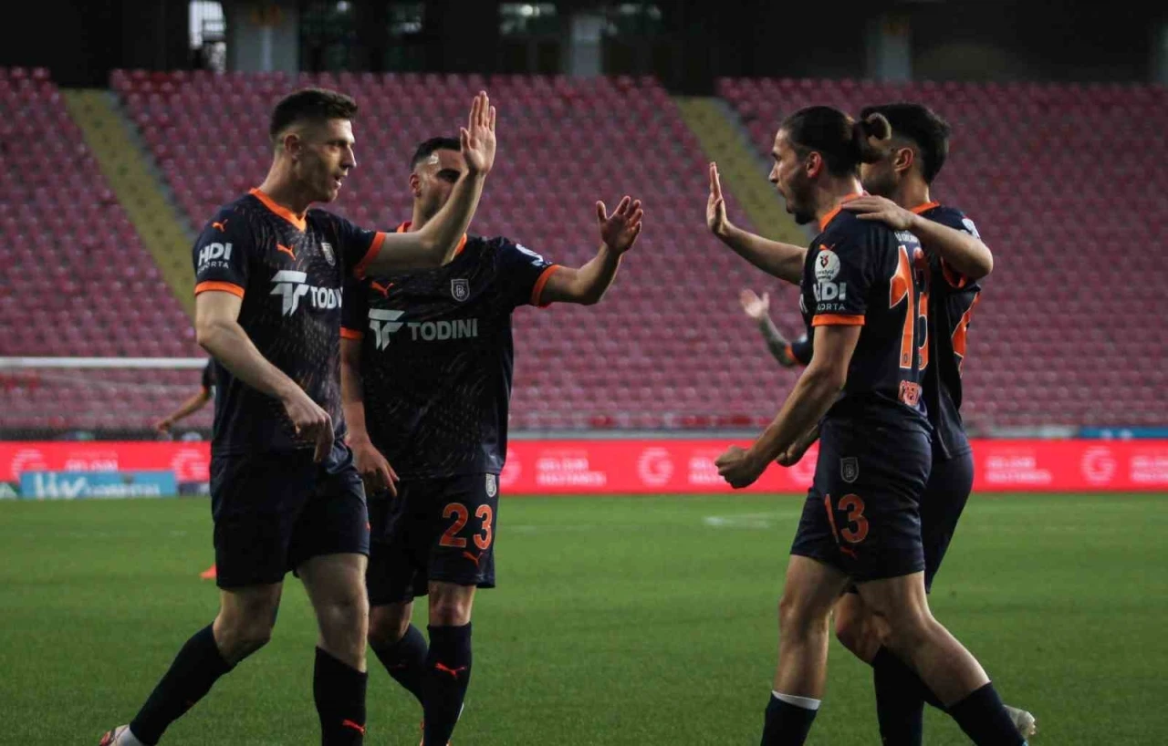 Trendyol Süper Lig: Atakaş Hatayspor: 1 - Başakşehir: 2 (İlk yarı)
