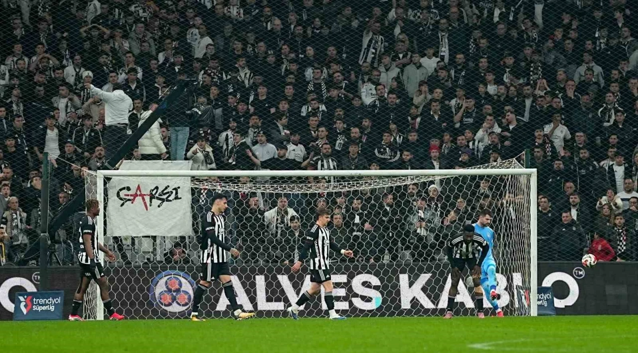 Trendyol S&uuml;per Lig: Beşiktaş: 1 - Corendon Alanyaspor: 2 (İlk yarı)
