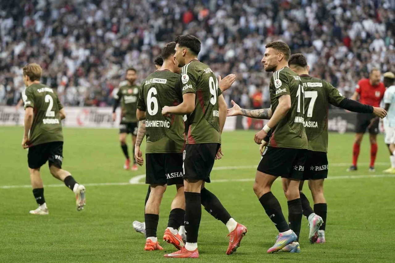 Trendyol Süper Lig: Beşiktaş: 2 - Adana Demirspor: 1 (İlk yarı)

