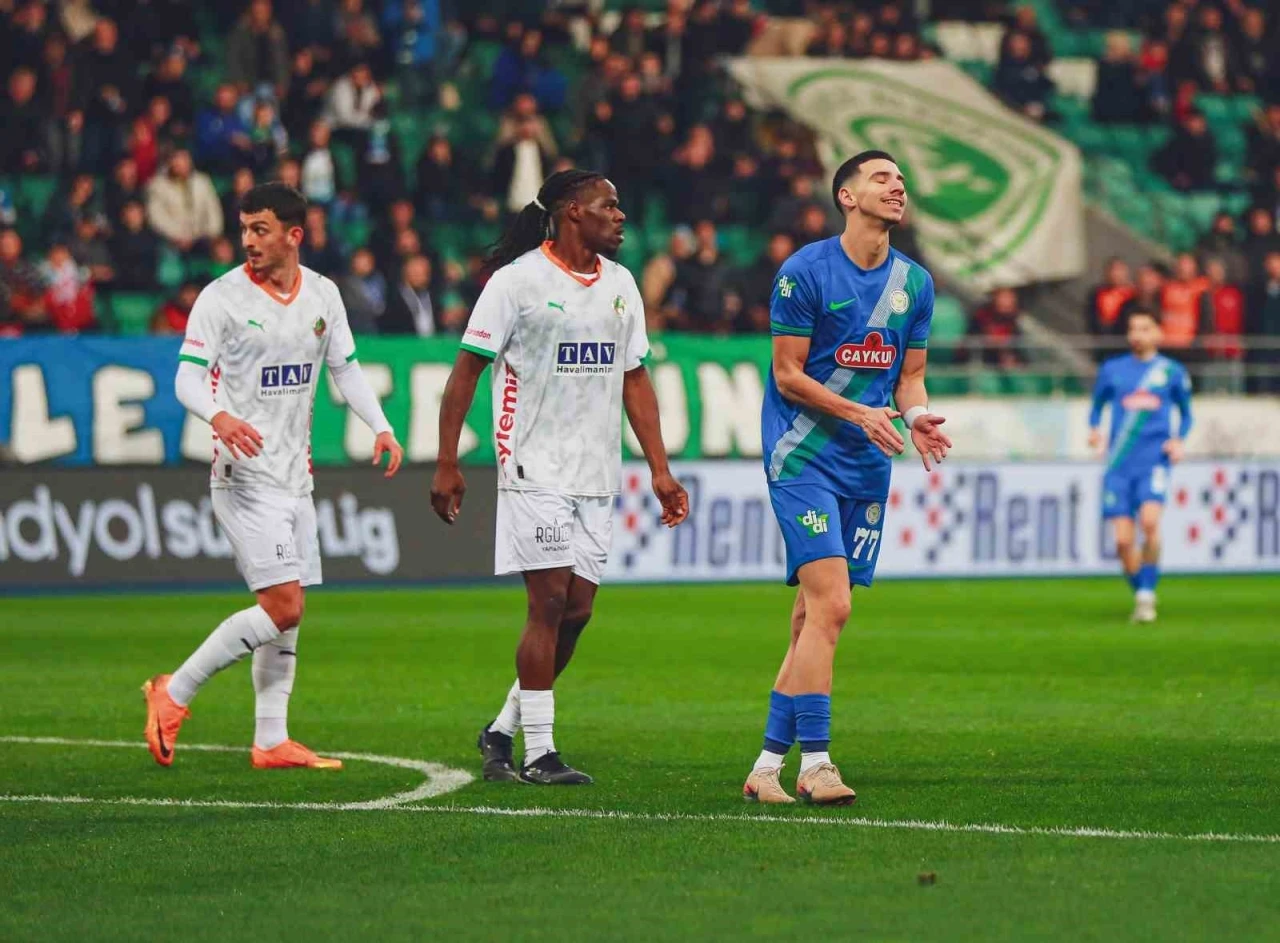 Trendyol S&uuml;per Lig: &Ccedil;aykur Rizespor: 0 - Corendon Alanyaspor: 0 (İlk yarı)

