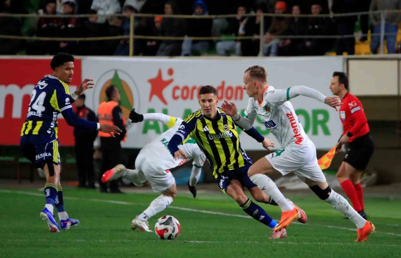 Trendyol S&uuml;per Lig: Corendon Alanyaspor: 2 - Fenerbah&ccedil;e: 3 (Ma&ccedil; sonucu)
