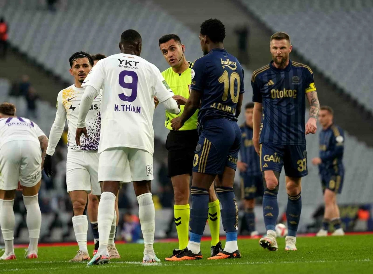 Trendyol S&uuml;per Lig: Ey&uuml;pspor: 0 - Fenerbah&ccedil;e: 2 (İlk yarı)
