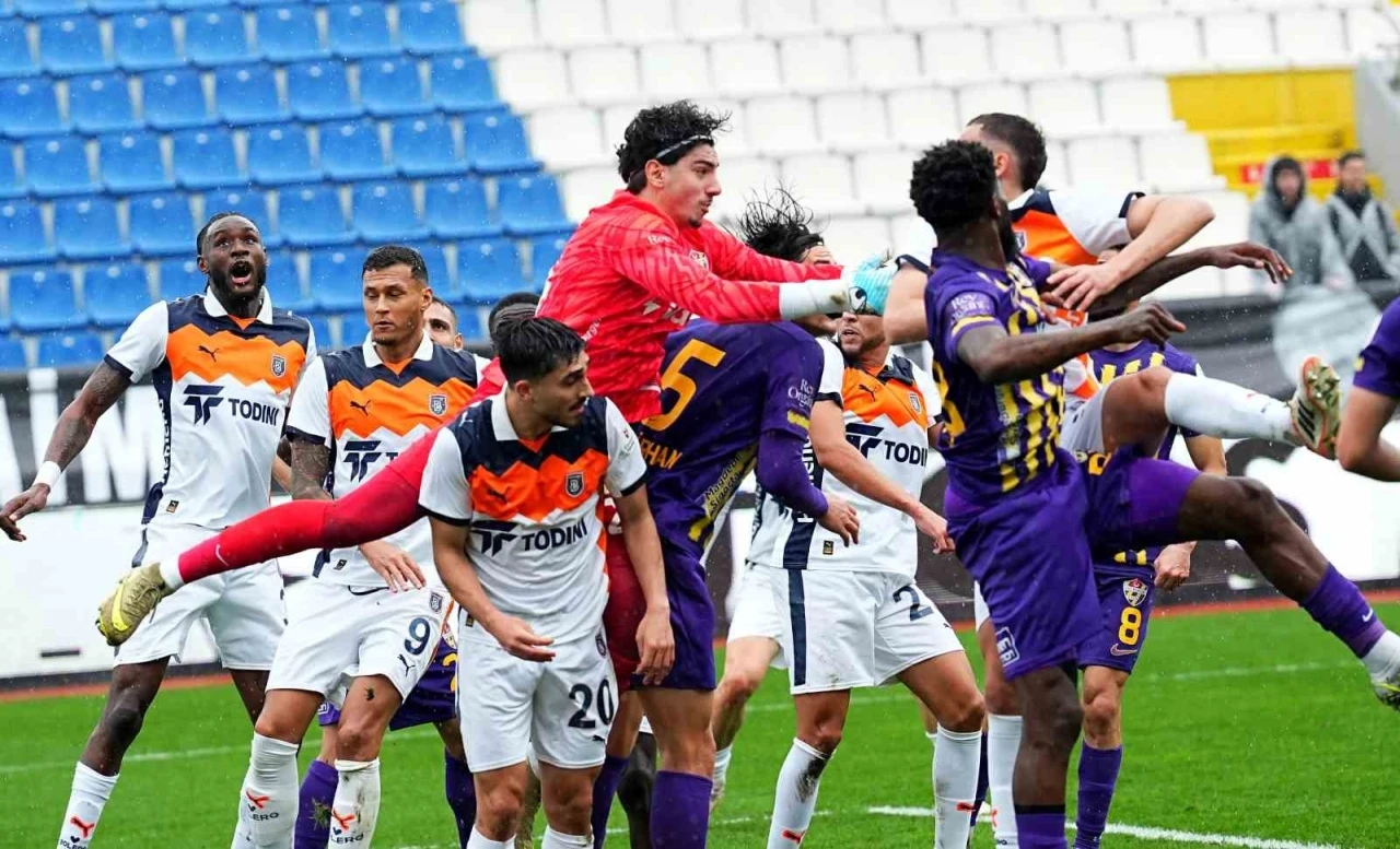 Trendyol S&uuml;per Lig: Ey&uuml;pspor: 0 - RAMS Başakşehir: 1 (İlk yarı)
