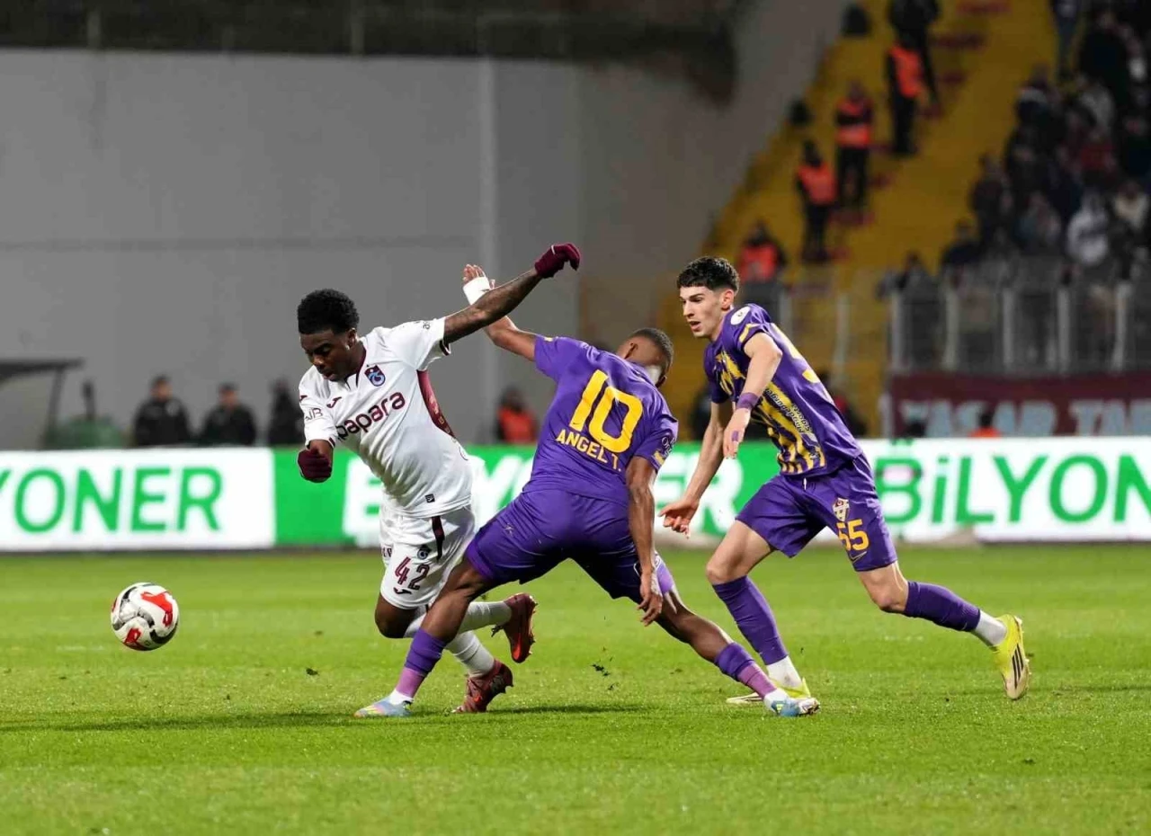 Trendyol S&uuml;per Lig: Ey&uuml;pspor: 0 - Trabzonspor: 0 (İlk yarı)
