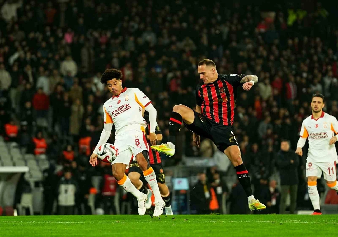 Trendyol S&uuml;per Lig: Fatih Karag&uuml;mr&uuml;k: 0 - Galatasaray: 1 (Ma&ccedil; devam ediyor)
