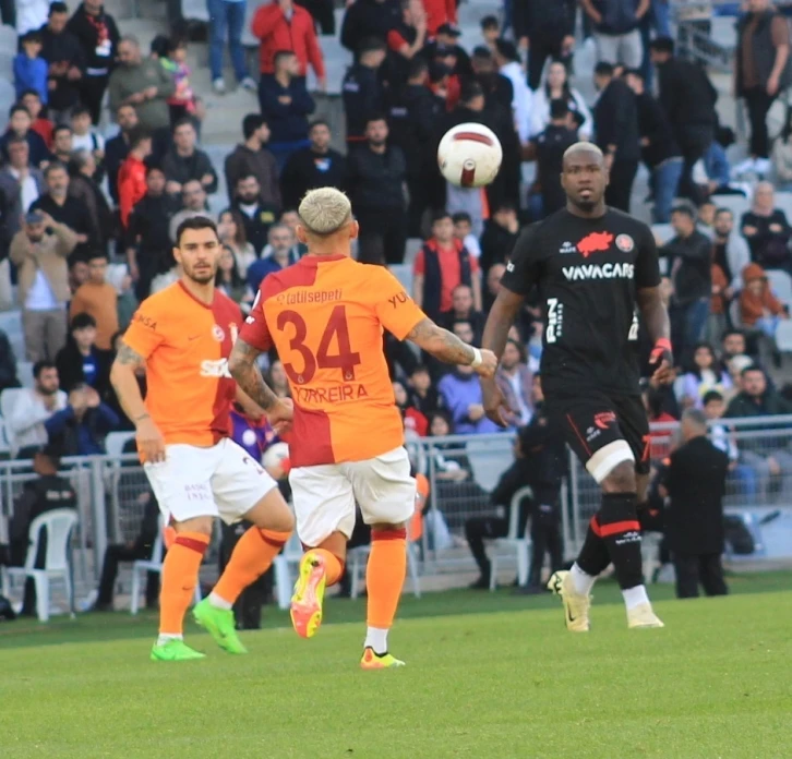 Trendyol Süper Lig: Fatih Karagümrük: 1 - Galatasaray: 1 (İlk yarı)
