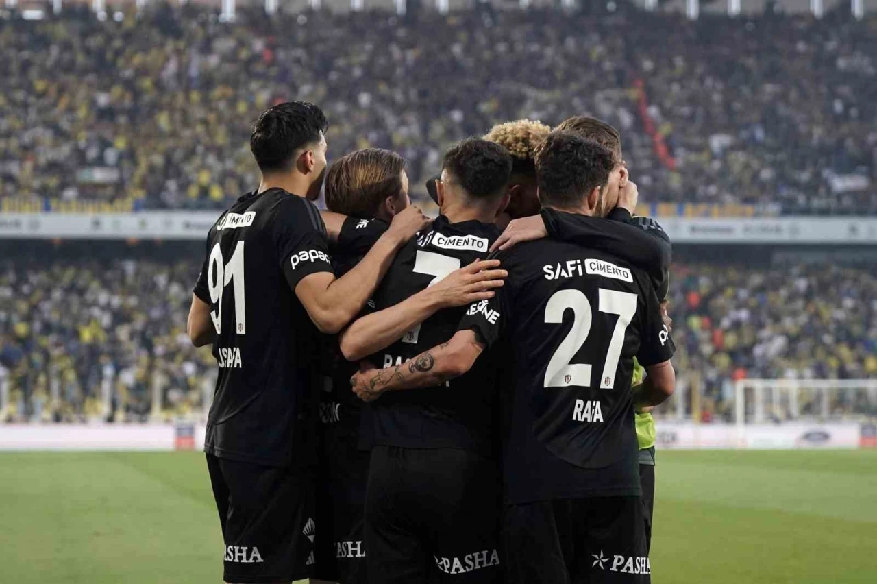 Trendyol Süper Lig: Fenerbahçe: 0 - Beşiktaş: 1 (İlk yarı)
