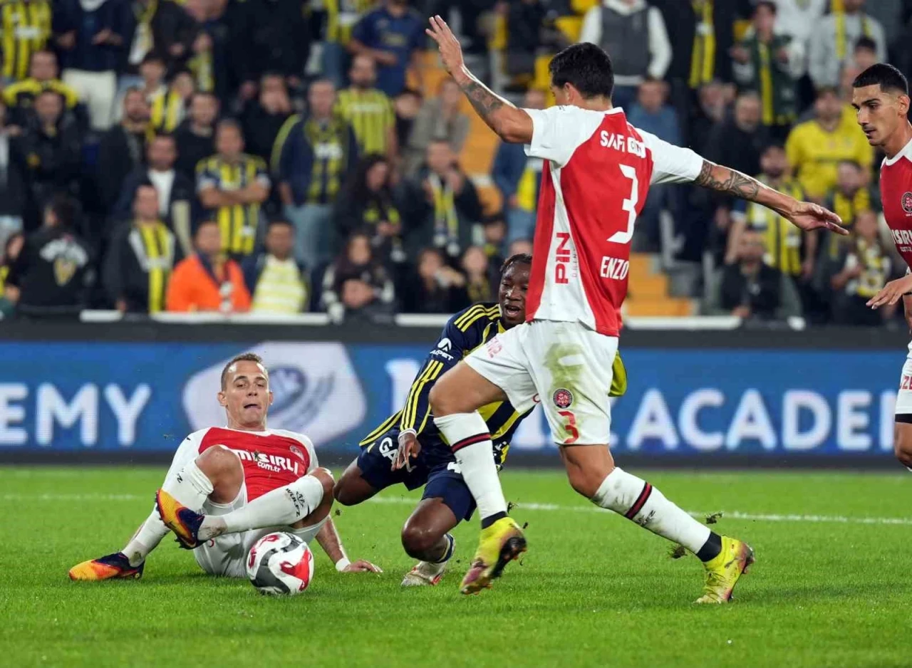 Trendyol Süper Lig: Fenerbahçe: 2 - Fatih Karagümrük: 0 (İlk yarı)
